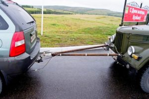 Буксировка легкового автомобиля на жесткой сцепке без водителя