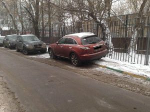 Какой штраф за парковку на бордюре