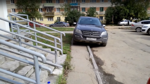 Какой штраф за парковку на бордюре