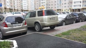 Какой штраф за парковку на бордюре