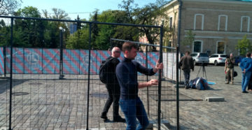Кто обязан демонтировать незаконно установленное ограждение придомовой