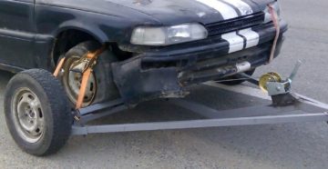 Буксировка легкового автомобиля на жесткой сцепке без водителя Буксировка легкового автомобиля на жесткой сцепке без водителя