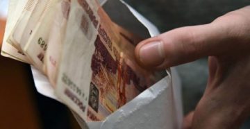 Если сумма взятки превышает сто пятьдесят тысяч рублей то это